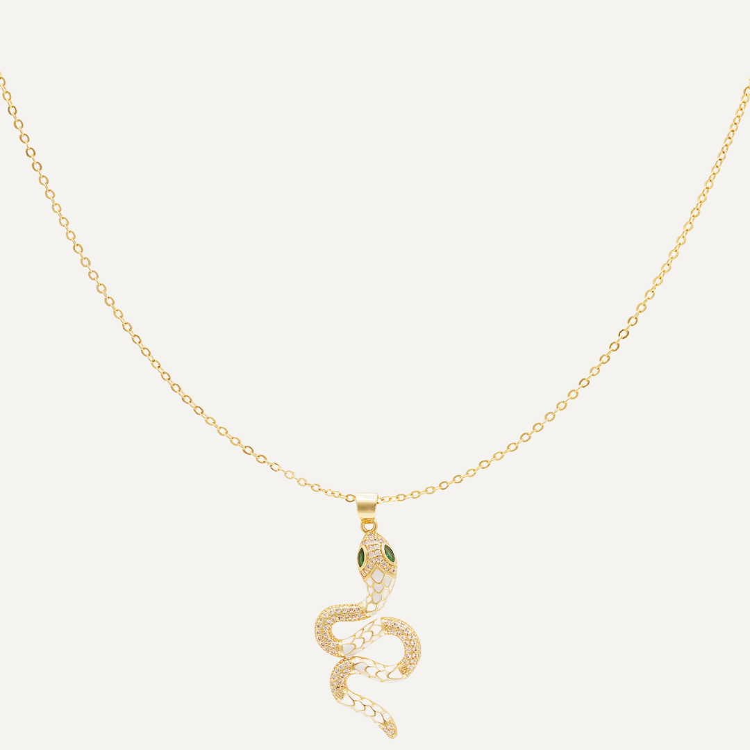 Collana Sira con pendente a forma di serpente bianco impreziosita da pietre verdi, Realizzata in rame placcato oro 18 carati inossidabile, Finitura oro - Trinwel.com